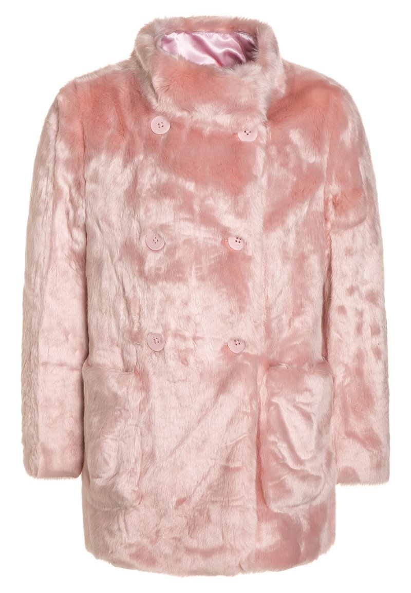 Abrigo de piel sintética de color rosa claro con diseño de doble botonadura, cuello redondo, cuatro botones rosas y dos bolsillos delanteros. Textura suave.