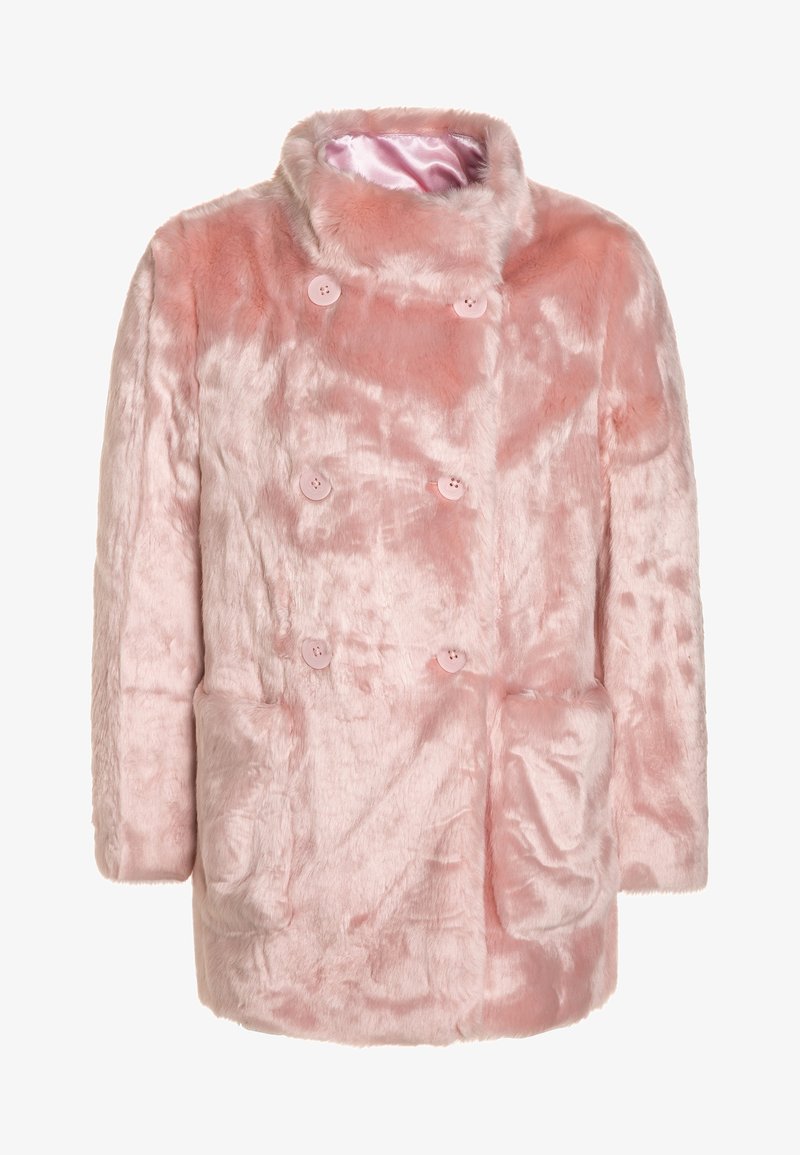 Abrigo de piel sintética de color rosa claro con diseño de doble botonadura, cuello redondo, cuatro botones rosas y dos bolsillos delanteros. Textura suave.