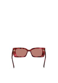 Ochelari de soare tortoise roșu cu rame rectangulare, lentile nuanțate în brun și accente de aur pe tample.