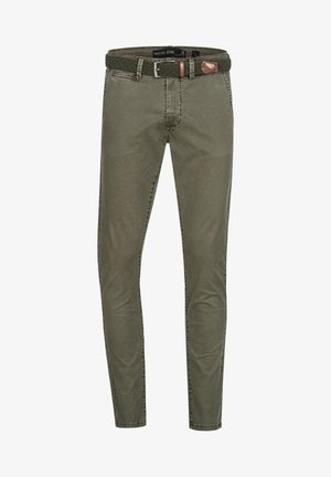 Pantalones slim fit de color verde oliva con bolsillos delanteros y cinturón tejido con hebilla metálica y detalle de cuero.