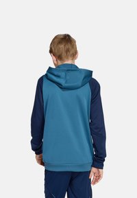 Hoodie in teal en navy, met lange mouwen en een kangoeroe-zak. Heeft ribgebreide boorden en onderrand, en een gladde textuur.