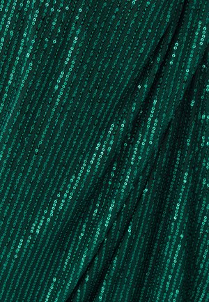 Tissu vert émeraude avec des rayures verticales de sequins plats, créant une surface texturée qui reflète la lumière, augmentant ainsi la brillance générale.