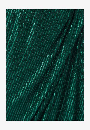 Tessuto verde smeraldo con strisce verticali di paillettes piatte, che creano una superficie testurizzata che riflette la luce, esaltando la lucentezza complessiva.