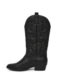 Czarne skórzane kowbojki z tłoczonym dekoracyjnym haftem, spiczastym noskiem, średniej wysokości słupkowym obcasem oraz pętelką na górze.