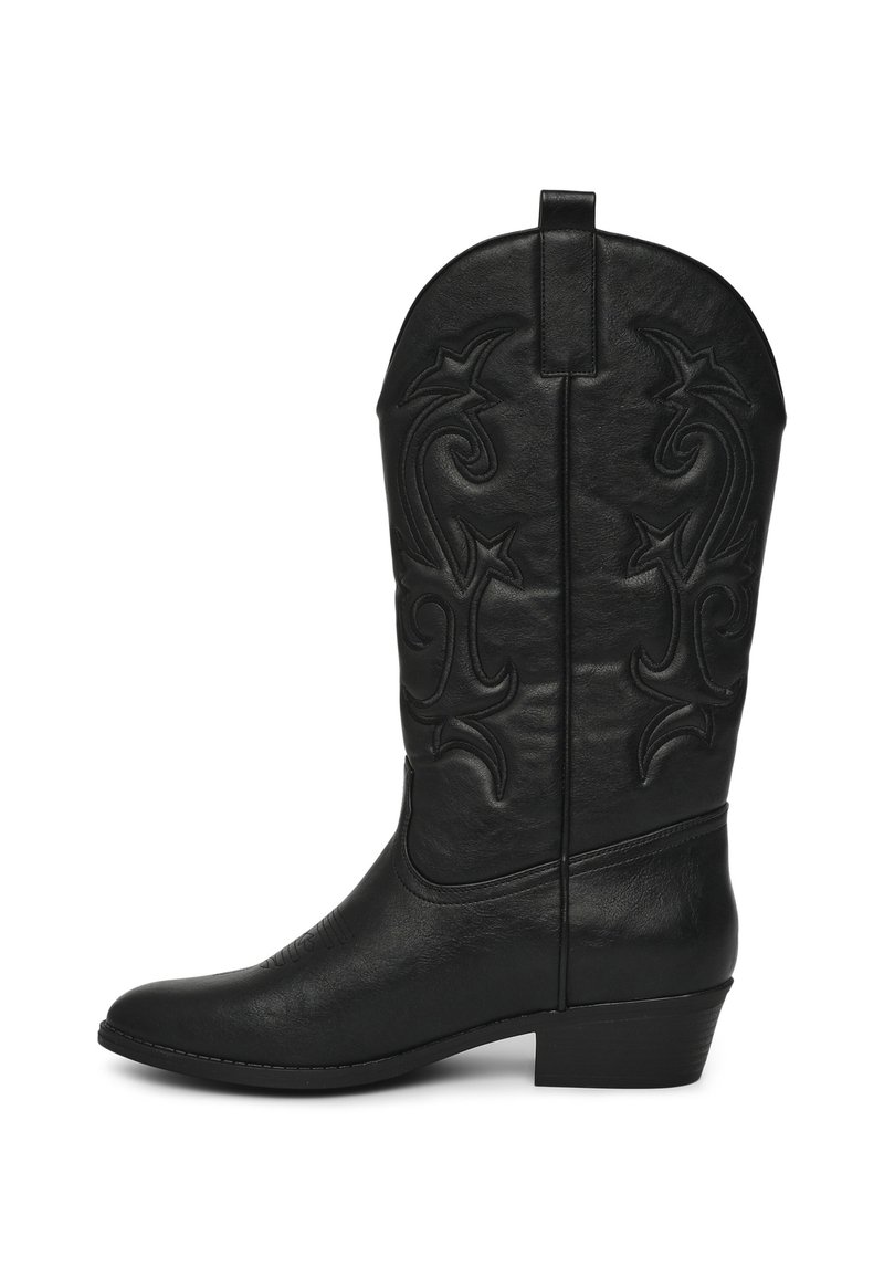 Czarne skórzane kowbojki z tłoczonym dekoracyjnym haftem, spiczastym noskiem, średniej wysokości słupkowym obcasem oraz pętelką na górze.