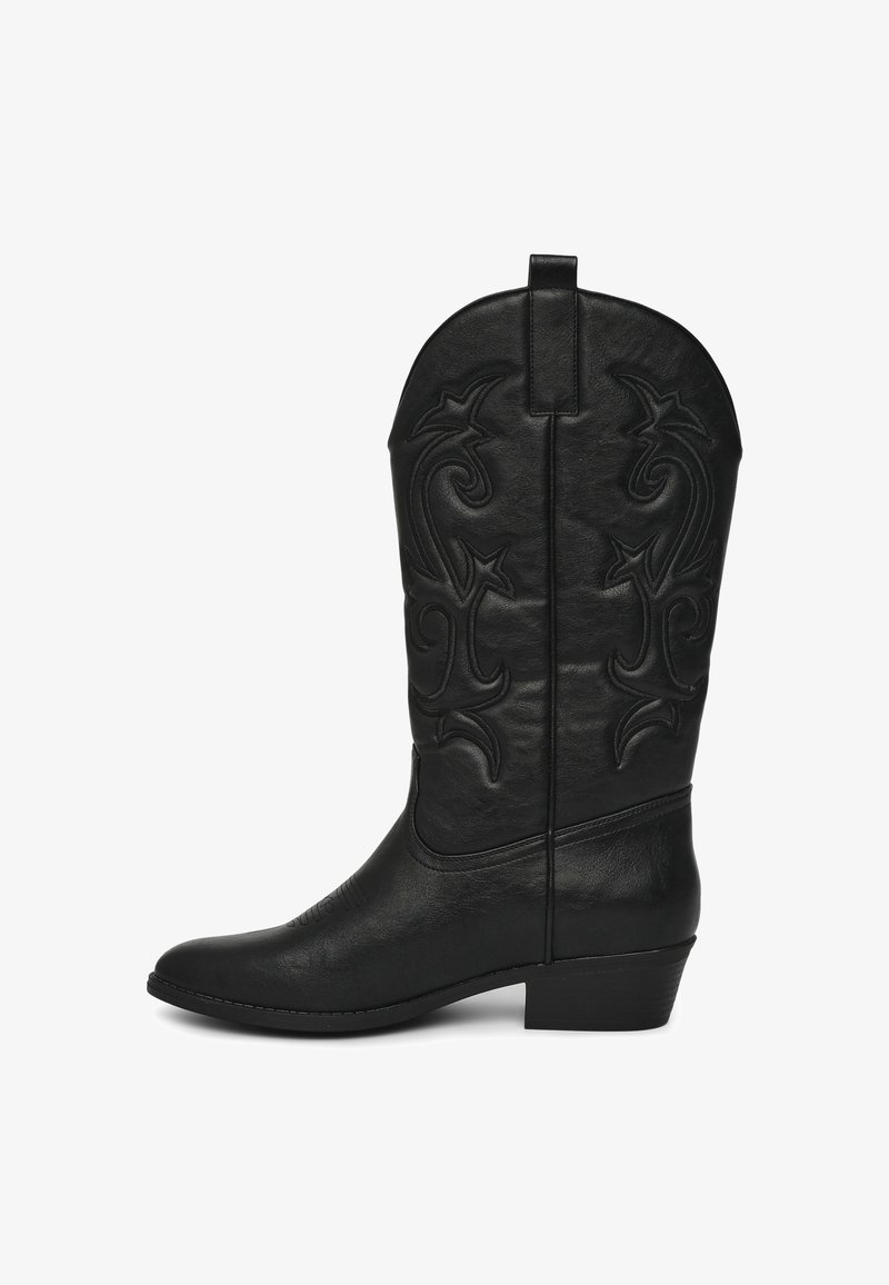 Czarne skórzane kowbojki z tłoczonym dekoracyjnym haftem, spiczastym noskiem, średniej wysokości słupkowym obcasem oraz pętelką na górze.