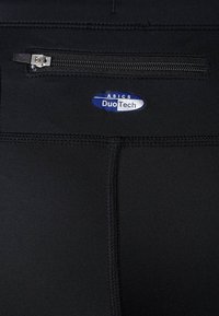Czarne legginsy sportowe z zamykaną kieszenią, gładką teksturą, wzmocnionymi szwami oraz niebieskim logo ASICS DuoTech.