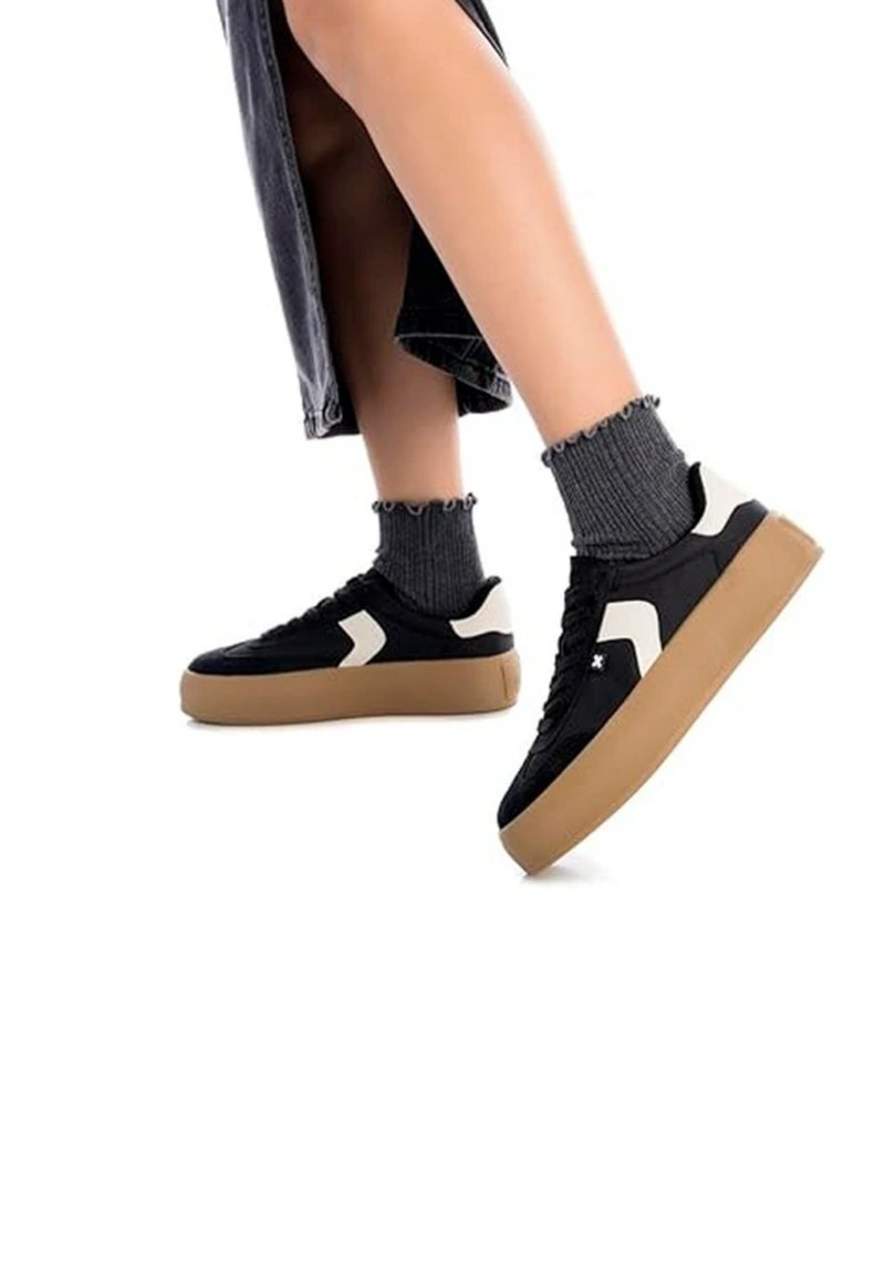 XTI CON PLATAFORMA - Zapatillas - black