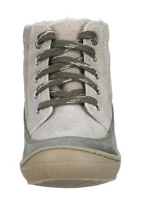 Helles beiges Veloursleder-Hochschaftschuh mit olivgrünen Schnürsenkeln und Akzenten. Gummisohle mit texturierter Griffigkeit. Silberne Ösen für die Schnürsenkel. Weiches Innenfutter.