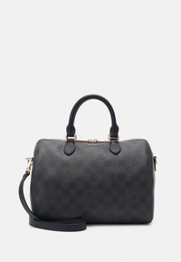Sac à main en cuir à carreaux noirs avec quincaillerie dorée, poignées supérieures arrondies et bandoulière détachable. Texture lisse avec une forme structurée.