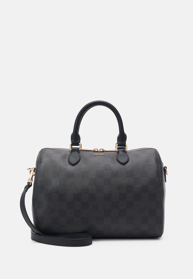 Bolsa de mão em couro preto com padrão xadrez, com acabamentos em dourado, alças arredondadas e correia de ombro removível. Textura lisa com uma forma estruturada.