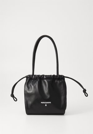 Svart skinnhåndveske med myk, samlet topplukking og lange skulderremmer. Har logo i hvitt foran. Glatt tekstur.