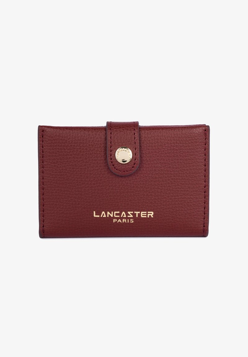 Bordeaux leren portemonnee met een gestructureerde afwerking, gouden hardware en een drukknoopsluiting. Heeft "LANCASTER PARIS" in reliëf op de voorkant.