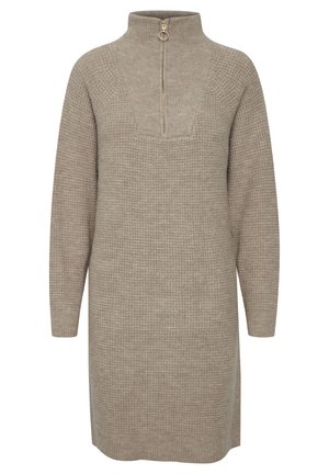 Rochie bej tricotată cu guler înalt, închidere cu jumătate de fermoar și model texturat. Mâneci lungi și croială dreaptă cu slituri laterale.