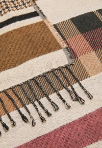s.Oliver ORNÉE D’UN MÉLANGE DE MOTIFS - Sjaal - sandfarben