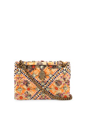 Pequeño bolso bandolera rectangular con estampado floral naranja, adornos de joyas multicolores, correa de cadena de bronce y cierre en forma de mano de bronce.
