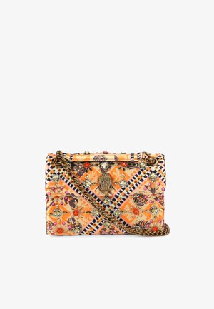 Pequeño bolso bandolera rectangular con estampado floral naranja, adornos de joyas multicolores, correa de cadena de bronce y cierre en forma de mano de bronce.