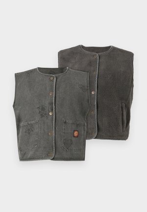Denim vest i grått med knappelukking, to frontlommer, dekorativ søm og fleeceinnside; kan snus til en mørkegrå fleece-side.