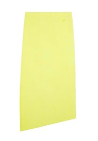Gonna giallo lime con orlo asimmetrico, realizzata in tessuto leggero. Presenta una texture semplice e liscia, senza motivi visibili o accessori.