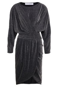 Czarna sukienka z długimi rękawami, z pionowym srebrnym wzorem w paski, drapowaną konstrukcją i marszczoną talią dla dopasowanego kroju.