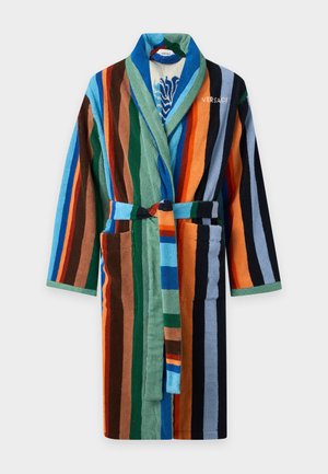 Peignoir rayé avec des rayures verticales multicolores en bleu, vert, orange, noir et marron, avec une ceinture et le logo Versace sur la poitrine.