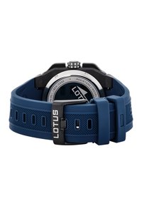 Lotus klocka med blå silikonrem, svart kolfiberhus, cirkulär urtavla och silverdetaljer; har en strukturerad rem med ventilationshål.