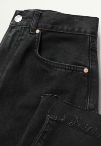 Czarne jeansy denimowe o teksturowanym wykończeniu, z przednią kieszenią, miedzianymi elementami i postrzępionymi detalami na dolnej krawędzi. Klasyczny pięciokieszeniowy fason.