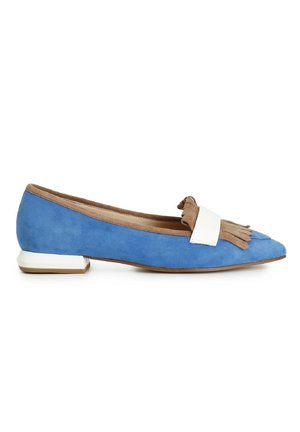 Ballet flat blu scamosciato con un accento in frange marroni e un cinturino bianco, dotate di tacco basso a blocco e design dalla punta affusolata.