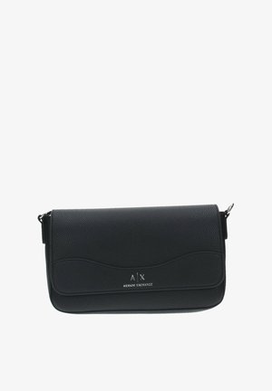 Borsa a tracolla nera in pelle con finitura testurizzata, design curvo e logo silver. Dotata di chiusura a pattina e tracolla rimovibile.