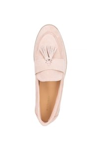 Rosenholzfarbene Wildleder-Locker mit flacher Sohle, die mit einer Quastenakzentuierung und einem gestickten Design ausgestattet ist. Das Innere hat eine weiche beige Farbe.