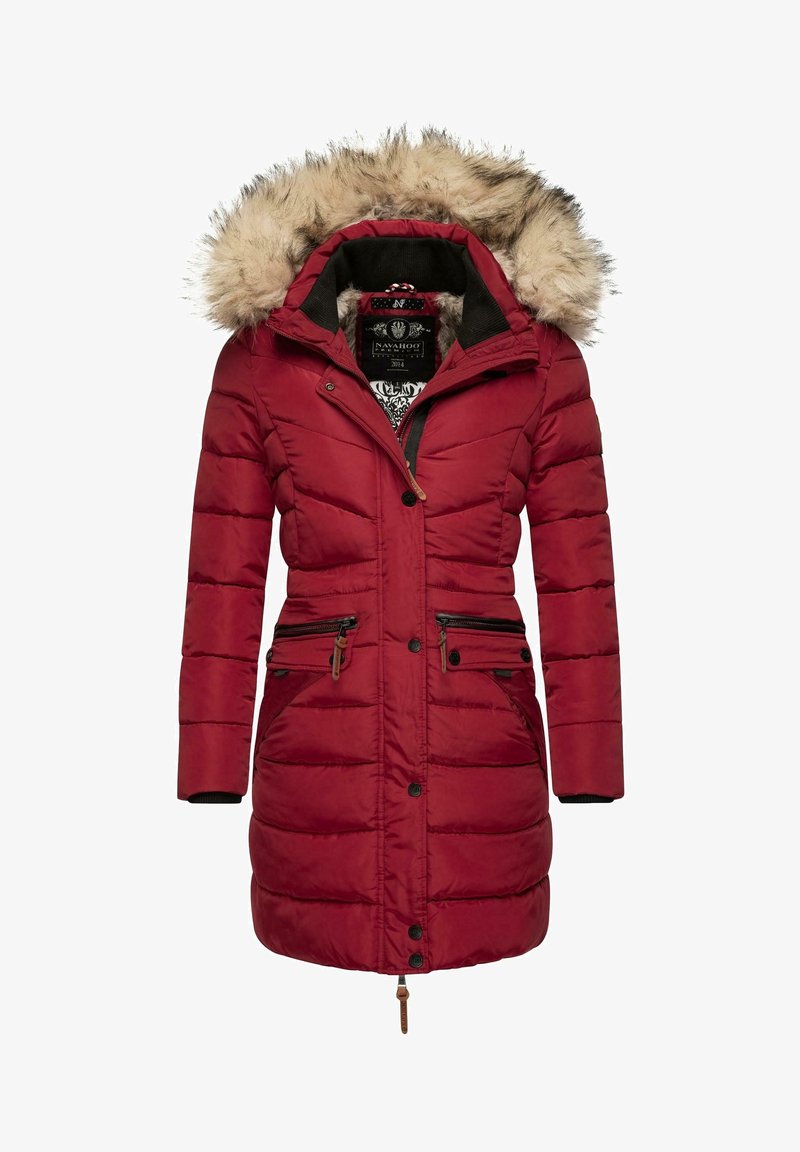 Rød dunjakke med hætte foret med imiteret pels, lynlås og knaplukning foran, vandret quiltning og to lynlåslommer i siderne.
