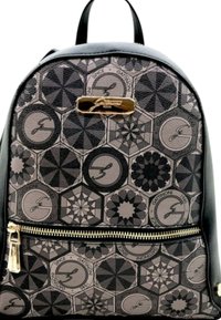 Zaino con motivo geometrico nero e grigio, con finitura in pelle, dotato di una zip dorata e un accento con logo sulla parte frontale.
