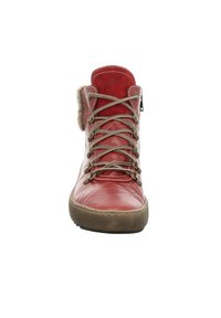 Botín de tobillo rojo de cuero con acabado texturizado, cordones grises, forro de piel en el cuello y una suela de goma resistente. Detalle de cremallera en el lado.