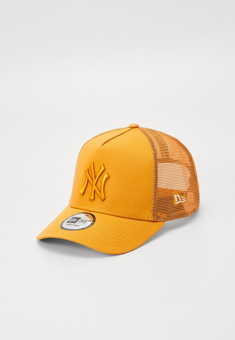 Casquette de baseball orange avec dos en mesh, arborant un logo brodé à l'avant, une visière structurée et une fermeture snapback ajustable.