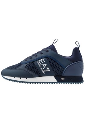 Granatowe buty sportowe Emporio Armani EA7 z panelami z siateczki, sznurowadłami, białą śródpodeszwą i czarną podeszwą z rowkami.