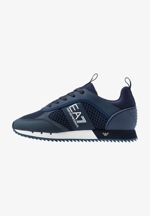 Baskets Emporio Armani EA7 bleu marine avec panneaux en mesh, lacets, semelle intermédiaire blanche et semelle extérieure noire à rainures.