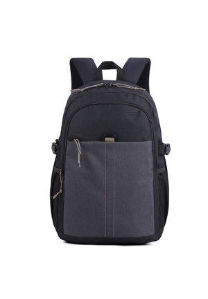 Sac à dos noir avec un devant en tissu gris, des coutures brunes, des compartiments zippés, des bretelles rembourrées et des poches latérales en mesh.