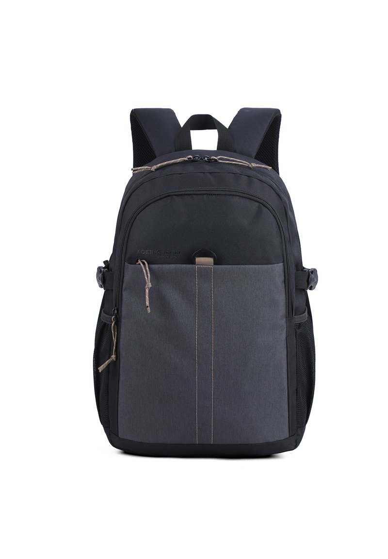 Zaino nero con parte frontale in tessuto grigio, cuciture marroni, scomparti con zip, spallacci imbottiti e tasche laterali in rete.
