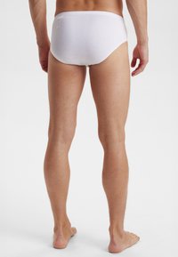 Witte katoenen slips met een effen ontwerp, voorzien van een zachte tailleband en een snug fit. De stof lijkt glad met minimale naden.