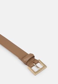 Hellbrauner Ledergürtel mit glatter Textur, ausgestattet mit einer quadratischen goldfarbenen Schnalle und einem gesteppten Rand für zusätzlichen Detailreichtum.