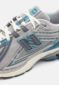 New Balance Tenisky - silver-coloured