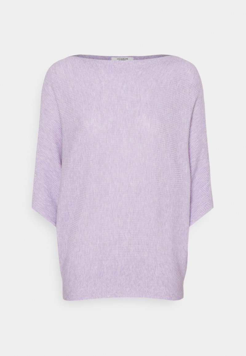 Pull tricoté de couleur lavande douce avec un large col bateau et une coupe ample et décontractée sur fond blanc.