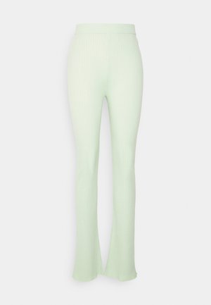 Calças de malha canelada verde menta com bainha larga, apresentando uma cintura ajustada e canelado vertical para adicionar textura.