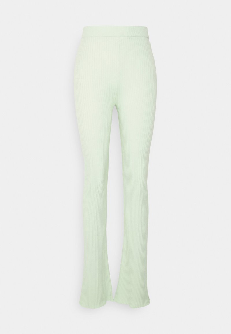 Calças de malha canelada verde menta com bainha larga, apresentando uma cintura ajustada e canelado vertical para adicionar textura.