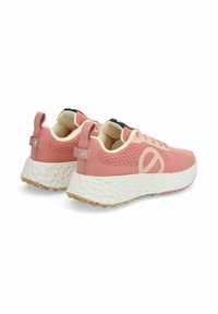 Rosa Sport-Sneaker mit einer strukturierten Oberseite, weiß gesprenkelter Sohle und kontrastierendem schwarzen Innenfutter. Verfügt über eine Zuglasche und Logodetails an den Seiten.