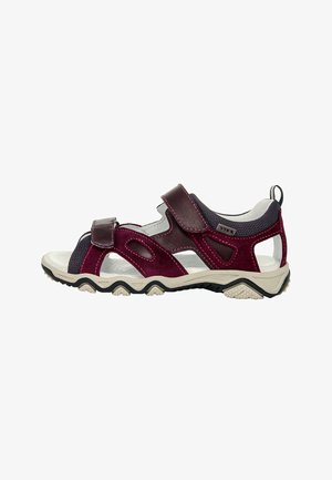 Heren sandalen met een bordeauxrode suède en gaas bovenkant, verstelbare banden, een gevoerde binnenzool en een gestructureerde rubberen loopzool.