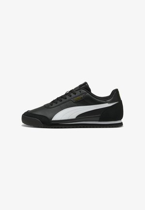 Sneaker in pelle nera con dettagli bianchi, punta arrotondata, dettagli in suede texturizzato sul tallone e suola in gomma con un motivo di trazione.