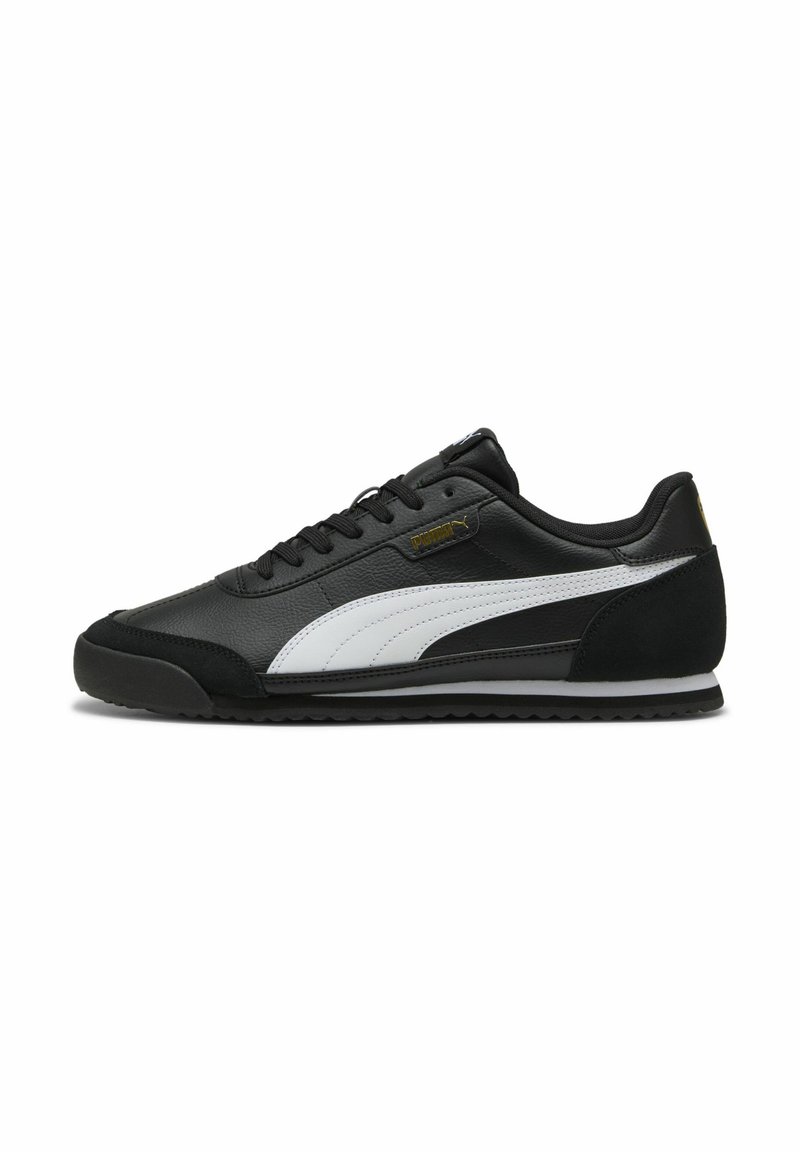 Sneakers en cuir noir avec des accents blancs, bout arrondi, détails en suède texturé sur le talon, et une semelle en caoutchouc avec un motif de traction.