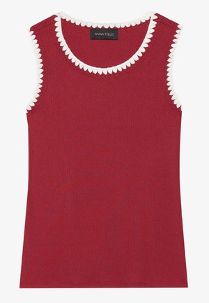 Débardeur rouge à côtes avec un ourlet festonné blanc autour de l'encolure et des emmanchures. Il présente une coupe ajustée et est fabriqué à partir d'un tissu doux.