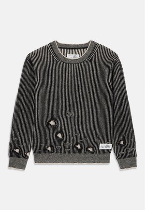 Maglione a righe nere e grigie con maniche lunghe, scollatura rotonda e dettagli con fori distintivi. Etichetta nell'angolo in basso a sinistra.